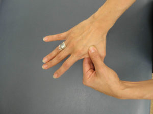 Массаж рук улучшает здоровье.