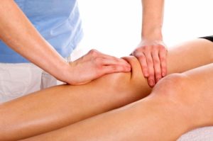 Массаж с натуральными маслами смягчает боли в ногах